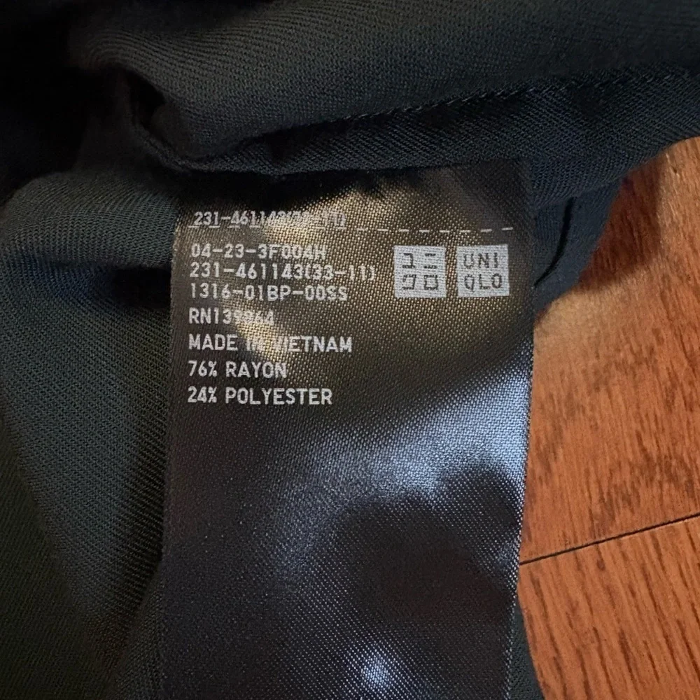 Uniqlo Forest Green Rayon Skipper Collar 3/4 Sleeved Blouse. Size large. - Picture 6 of 7